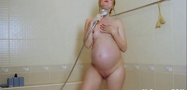  Pregnant Kate Invites You to Join Her in the Shower!